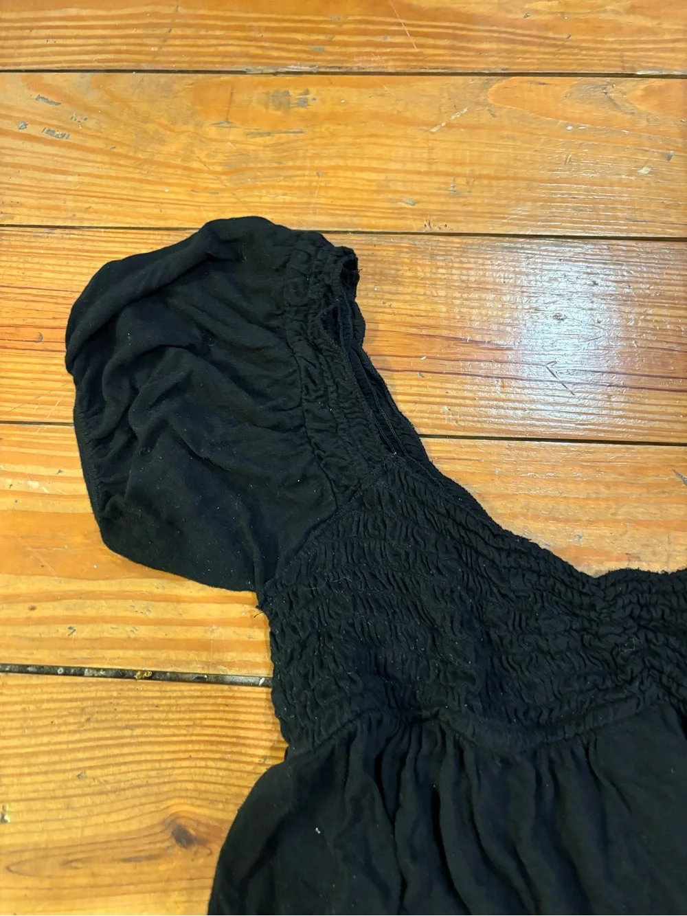 (439) BLACK RUFFLE TOP - Picture 3 of 7